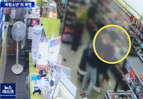 A군이 지난 22일 새벽 강원도 원주의 한 편의점에서 자신에게 술을 팔지 않는다는 이유로 점주를 발로 걷어차고 있는 모습. 이 장면은 편의점 내부 CCTV에 고스란히 포착됐다. MBC 보도화면 캡처