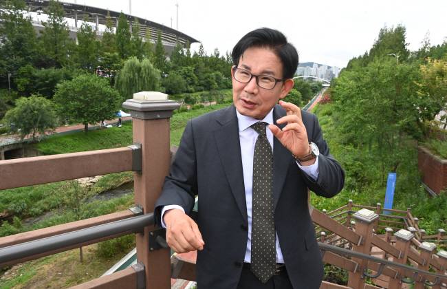 박강수 마포구청장이 24일 서울 마포구 성산동 서울월드컵경기장 인근 불광천 변에서 향후 4년 동안 추진할 구정 운영 계획에 대해 설명하고 있다. 김동훈 기자