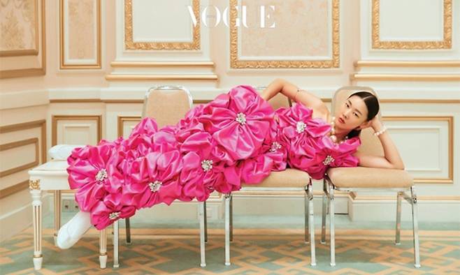 모델 한혜진이 청와대 영빈관 안에서 포즈를 취하고 있다. 보그코리아 제공