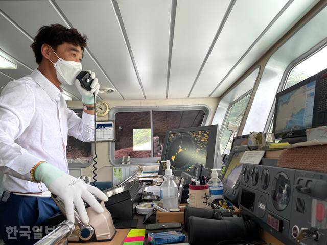 가의도호 이기동 선장이 객실 방송을 하고 있다. 관계 기관, 가의도 마을 이장과 수시로 소통하면서 안전 운항에 힘쓰기로 정평이 나 있다. 이 선장은 "날씨 때문에 배가 못 뜨는 날 빗발치는 민원에 대응하는 게 제일 힘들다"고 했다. 민원은 주로 '섬에다 내려다 놓고 왜 안 데리러 오느냐'는 것이다.