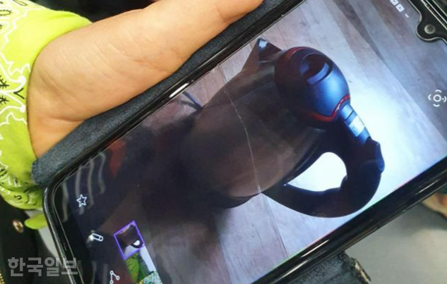 최씨는 안산으로 가는 지하철 안에서 그간 서울의소리 직원들에게 챙겨 준 살림살이 사진을 보여줬다. 최씨는 "노총각 직원들이 불쌍해 꽈리고추, 김치 등을 해다 줬고 용돈도 준 적이 있다"고 말했다. 이정원 기자