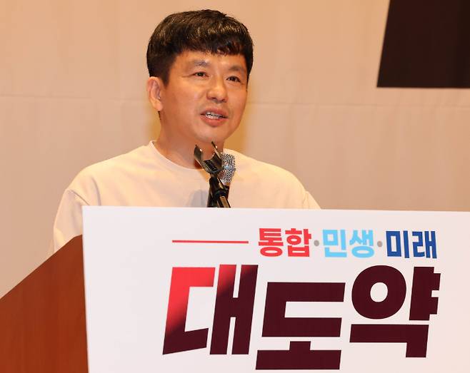 이지성 작가가 25일 국민의힘 '2022 국회의원 연찬회'에서 '대체되지 않는 정당을 만드는 법'이란 주제로 특강을 하고 있다. 연합뉴스