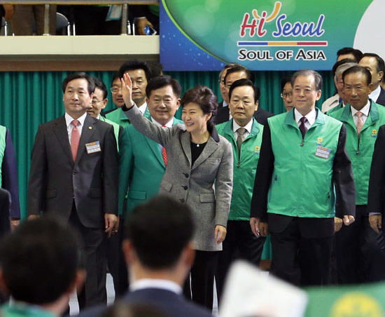 ⓒ연합뉴스 박근혜 대통령이 10월20일 ‘전국새마을 지도자대회’에 입장하면서 참석자들에게 손을 흔들고 있다.