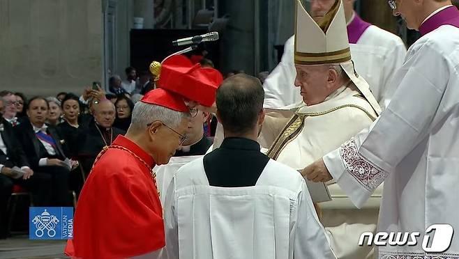 프란치스코 교황이 현지 시각으로 27일 바티칸의 성 베드로 대성전에서 열린 서임식에서 유흥식 라자로(70) 교황청 성직자부 장관에게 추기경의 상징인 빨간색 사제 각모(비레타)를 씌우고 있다. (로마교황청 유투브 갈무리) ⓒ Dicasterium pro Communicatione
