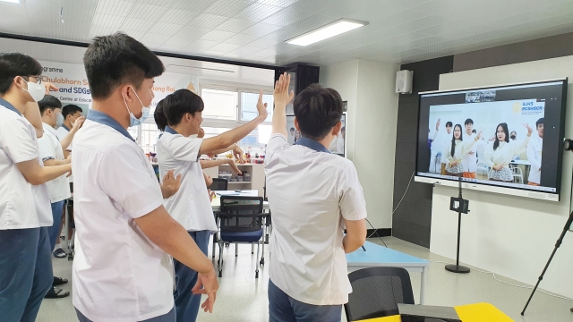 경주고등학교는 지난 5월 23일부터 8월 22일까지 태국 PCSHSCR 과학고(Princess Chulabhorn Science High School Chiang Rai, 치앙라이 츨라본 공주 과학고등학교)와 ‘세계시민교육(GCED)과 지속가능한 발전목표(SDGs)를 위한 한국-태국 온라인 국제교육교류사업’의 일환으로 온라인 교류 수업을 진행했다. 사진은 경주고 학생들이 태국 교사들의 수업 진행을 따라 몸을 움직이는 모습. 경주고 제공