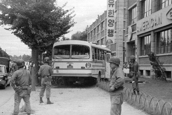 1971년 8월 23일 실미도 부대 공작원 24명이 섬을 탈출했다. 이 과정에서 20명은 사살당하거나 자폭했고, 나머지 생존자 4명은 사형당한 뒤 암매장됐다. 사진은 공작원 일부가 버스 안에서 수류탄으로 자폭한 직후 군과 경찰이 수습하고 있는 현장. 중앙포토