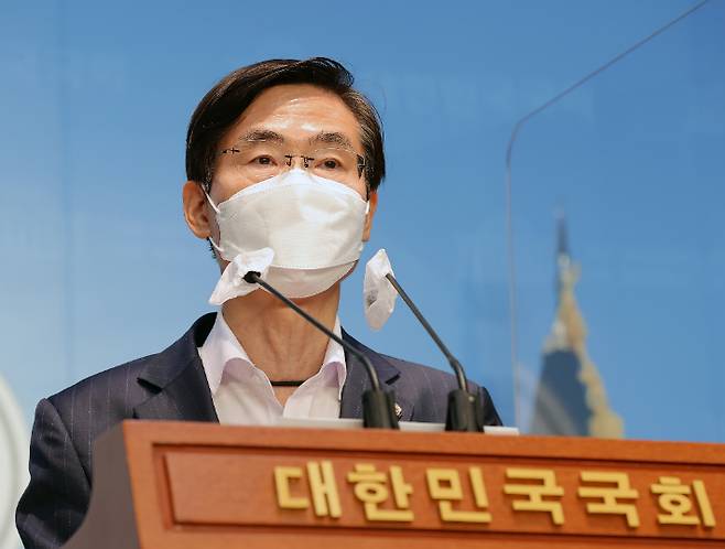 권성동 원내대표 사퇴 촉구 기자회견하는 조경태 의원. 연합뉴스