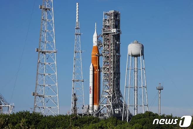 지난 27일(현지시간) 미국 플로리다주 케이프 커내버럴에서 유인캡슐 '오리온'이 실린 '스페이스 론치 시스템(SLS)' 우주발사체가 39B 발사대에 서 있다. SLS는 미국 나사의 차세대 우주로켓이며 유인 달 탐사 계획인 '아르테미스' 미션의 일환이다. 이번 '아르테미스 1'은 무인 프로그램으로 진행된다. ⓒ 로이터=뉴스1 ⓒ News1 남해인 기자