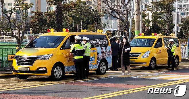 경찰이 제주시의 한 도로에서 어린이 통학버스 점검을 벌이고 있다.(제주경찰청 제공)