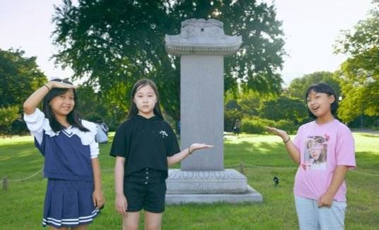 국립고궁박물관 야외에 있는 북관대첩비는 임진왜란 때 함경도 북평사 정문부가 의병을 모아 왜군을 크게 무찌른 것을 기념하는 승전비다. 일본 야스쿠니신사에 방치됐던 것을 각종 민간단체들의 노력 끝에 남북한 공동으로 반환사업에 나서 2005년 한국으로 돌아왔다. 2006년 원래 있던 함경도 길주로 되돌아갔으며, 이를 기념해 만든 복제비가 세워졌다. 북관대첩비와 포즈를 취한 신소이 학생모델·김예람·홍예원 학생기자(왼쪽부터).