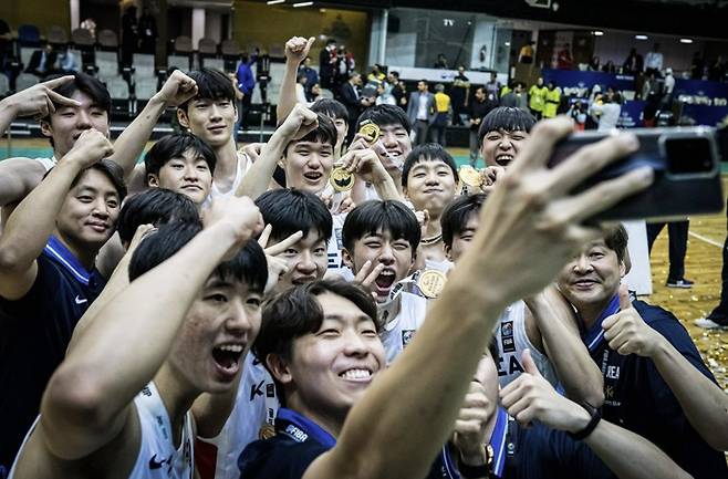 결승에서 일본을 꺾은 뒤 기뻐하는 한국 선수들. 사진 FIBA
