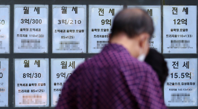 28일 오후 서울 시내의 한 부동산에 전·월세 매물 정보가 표시되어 있다. 뉴시스