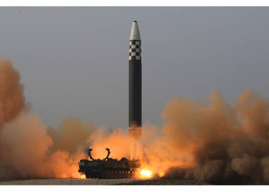 화성-17형 발사 장면 2022년 3월24일 : 북한이 올해 3월17일 신형 대륙간탄도미사일(ICBM) 화성-17형을 발사하는 모습. 조선중앙통신/연합뉴스