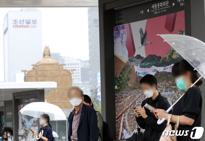 30일 서울 종로구 광화문광장에 설치된 세종문화회관 버스정류장에 조선총독부와 일장기를 연상시키는 그림이 전시 돼 논란이 일고 있다. 2022.8.30/뉴스1 ⓒ News1 장수영 기자