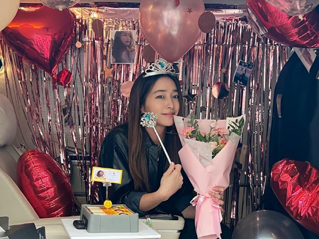 Actor Lee Min-jung showed off her princesss visuals.Lee Min-jung posted a picture on his 30th day with an article entitled It was so funny that the crown, earrings, necklaces, and Chloes Closet stick stylist prepared ...Lee Min-jung in the public photo is wearing a toy Princess Set and leaving a certification shot. He boasts elegant yet innocent beauty like a princess.Recently Lee Min-jung finished filming the teabing drama Billance.Meanwhile, Lee Min-jung married actor Lee Byung-hun in 2013 and has a son.