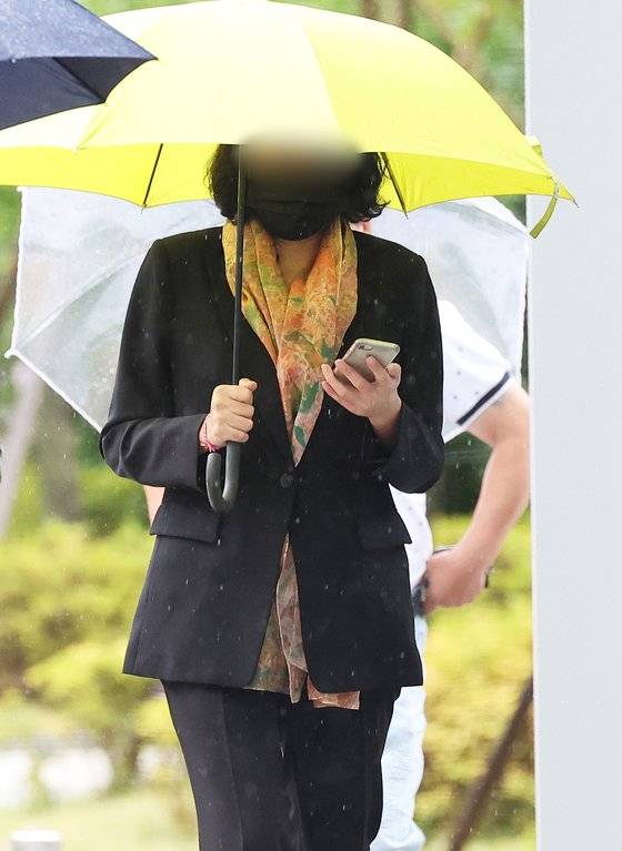 '경기도 법인카드 유용' 의혹 사건의?핵심에 있는 이재명 더불어민주당 대표의 배우자 김혜경 씨의 측근 배모 씨(전 경기도청 소속 5급 사무관·별정직)가 30일 오전 경기 수원시 영통구 수원지방법원으로 영장실질심사를 받기 위해 들어가고 있다. 뉴스1