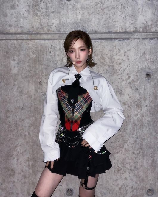 If Navis is real, hes a nonchalant.On the 30th, Taeyeon posted a picture through his instagram.In the photo, Taeyeon recently unveiled her appearances at the SM TOWN concert in Japan. Taeyeon, wearing various stage costumes, filmed her appearance before going on stage and released it to fans.Taeyeon boasted the beauty of Navis in Espas world view, which seemed to exist, and boasted overwhelming beauty to the point that she was tearing the concert with her face.Choi asked, Oh, what did I take? And Hayes said, You have everything. You are so selfish, but you can continue to be selfish.On the other hand, Taeyeon is appearing on TVN entertainment program Amazing Saturday - Doremi Market.