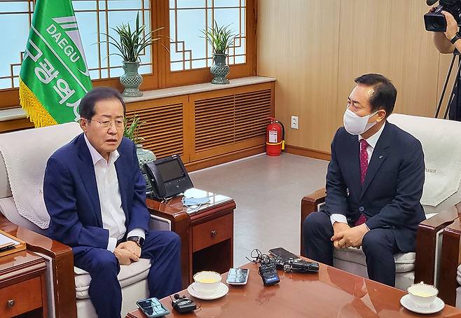 8월11일 권기창 안동시장(오른쪽)을 만나 ‘맑은 물 하이웨이’ 사업을 논의하고 있는 홍준표 대구시장.ⓒ연합뉴스