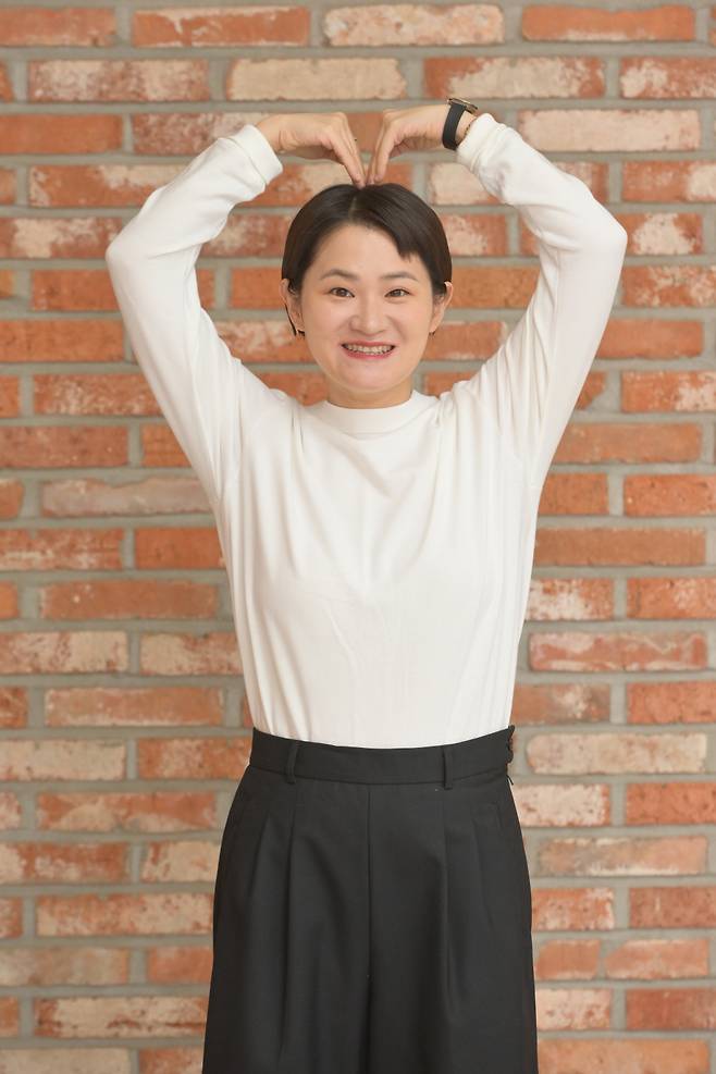 KBS 1TV music program National Singing Contest conducted an interview with Kim Shin-Young, who was named as a new MC through online live broadcast on the morning of the 30th.Kim Shin-Young was selected as a successful MC connecting the late Song Hae of the National Singing Contest, a KBS official said. The new MC Kim Shin-Young will lead the National Singing Contest starting on October 16th.The news spread quickly through various SNS and online communities as well as news breaking news.Kim Shin-Young said: I was really surprised too, even (my name) was on the breaking news for the first time, its so touching, its been a family honour.It is the honor of the family of Gyeongju Kim, and many family members have been texted and contacted.Many people seemed to love the National Singing Contest. I will break my body and I will star hard and learn life for many people. What was the reason he was chosen as MC? Kim Shin-Young called himself someone who would be anywhere. He said, I am a comedy 20 years old.I have attended many events and I can go to audition programs as well as fellow actors and idols events, so I can fit them. I can be a thoroughly warm and comfortable brother, Granddaughter, aunt.Also, Kim Shin-Young said, Only one radio program this year has been in the tenth year; half of my activities are radio.I will put all of my life into the National Singing Contest. Kim Shin-Young said, The most important thing is the viewer. I also woke up and grew up listening to the National Singing Contest every morning when I was a child.But when I told him I was here, he was so clunky. The National Singing Contest is a dream stage. Its an honor.If you say do it and I want to see someone, I will show you more even if I dress up. He revealed that he recalled Grandmas Boy when the National Singing Contest MC proposal came.Kim Shin-Young said: Grandmas Boy is like, Youre not a popular person.He said he didnt go to the Family Entertainment and National Singing Contest. Its a program that seniors love blindly.But I didnt get out much, so when the proposal came, I thought a lot of Grandmas Boy and I thought Grandmas Boy would be really proud. I felt grateful to the crew who made me a good proposal. I thought it would be meaningful when I offered it, he added.What will the National Singing Contest look like in the future? Kim Shin-Young says, Song Hae remembers.The National Singing Contest was created by a lot of people in the meantime. It is MC that is absorbed by all of it.I do not think Im funny, but I think its a program to go to your breathing. Meanwhile, National Singing Contest has been crying and laughing with the whole nation for 34 years from May 1988 with the warm and healthy progress of Song Hae, the best MC in Korea.Kim Shin-Young took the MC seat, which was vacant for a long time.The National Singing Contest, where Kim Shin-Young will be MC, will be broadcast on October 16th.