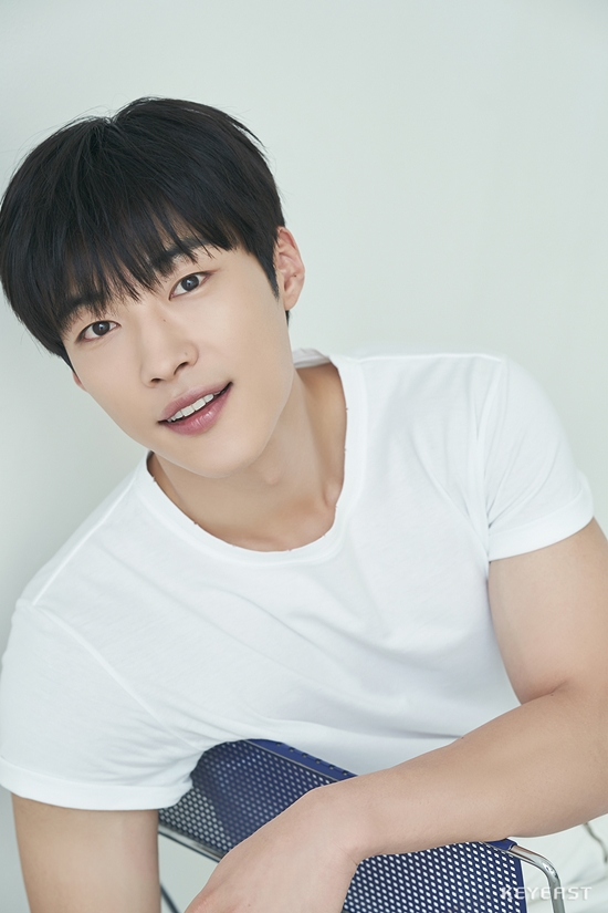 Actor Woo Do-hwan has released a new profile photo of the face of youth itself.On the 31st, Keyeast Entertainment, a subsidiary company, released a new profile photo of Woo Do-hwans pure boyhood and deepened manhood.Woo Do-hwan in the public photo has a soft atmosphere with a natural hairstyle and a basic white T-shirt.In addition, Woo Do-hwan, who boasts a warm visual with a smile that is slightly built, draws a cool face and draws attention.In another cut, Woo Do-hwan not only emits a deep-seated masculine beauty with deep-seated eyes and black shirts, but also captures the hearts of fans with a colorful charm that perfectly digests chic mood with a charismatic look that blends with full-faced features.Meanwhile, Woo Do-hwan confirmed his appearance in the Netflix series The Hunting Dogs shortly after the whole world, expecting to show a different acting transformation by playing the role of Gunwoo, who will be a new life as a bodyguard in boxing prospects, and at the same time, he is cast in MBCs new drama Chosun Lawyer in succession and returns to the historical drama in three years after the drama My Country.In the drama Chosun Lawyer, the beginning was revenge, but it will show off the charm of disassembled Maseong as the first Lawyer strong water station of Joseon, which is gradually changing into a real Lawyer for the people.Woo Do-hwan, who released a new profile that crossed the boyhood and the manhood and showed his face of youth itself, is continuing his ten-day career by appearing in the Netflix series Hunting Dogs and MBCs new drama Chosun Lawyer.Photo = Keyeast Entertainment