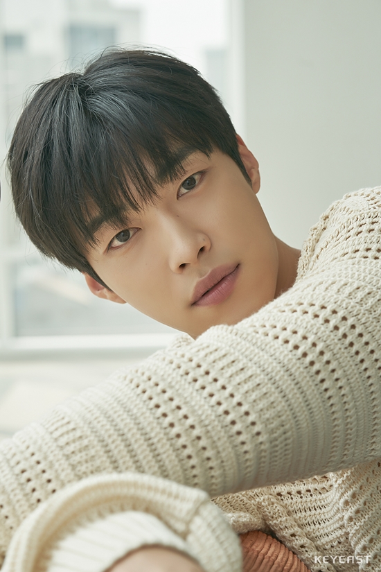 Actor Woo Do-hwan has released a new profile photo of the face of youth itself.On the 31st, Keyeast Entertainment, a subsidiary company, released a new profile photo of Woo Do-hwans pure boyhood and deepened manhood.Woo Do-hwan in the public photo has a soft atmosphere with a natural hairstyle and a basic white T-shirt.In addition, Woo Do-hwan, who boasts a warm visual with a smile that is slightly built, draws a cool face and draws attention.In another cut, Woo Do-hwan not only emits a deep-seated masculine beauty with deep-seated eyes and black shirts, but also captures the hearts of fans with a colorful charm that perfectly digests chic mood with a charismatic look that blends with full-faced features.Meanwhile, Woo Do-hwan confirmed his appearance in the Netflix series The Hunting Dogs shortly after the whole world, expecting to show a different acting transformation by playing the role of Gunwoo, who will be a new life as a bodyguard in boxing prospects, and at the same time, he is cast in MBCs new drama Chosun Lawyer in succession and returns to the historical drama in three years after the drama My Country.In the drama Chosun Lawyer, the beginning was revenge, but it will show off the charm of disassembled Maseong as the first Lawyer strong water station of Joseon, which is gradually changing into a real Lawyer for the people.Woo Do-hwan, who released a new profile that crossed the boyhood and the manhood and showed his face of youth itself, is continuing his ten-day career by appearing in the Netflix series Hunting Dogs and MBCs new drama Chosun Lawyer.Photo = Keyeast Entertainment