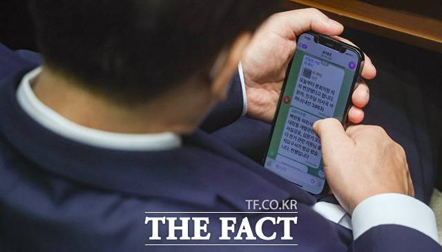 이재명 더불어민주당 의원이 1일 서울 여의도 국회에서 열린 본회의에 참석해 김현지 보좌관(전 경기도청 비서관)으로부터 온 대장동 출석 관련 문자를 읽고 있다. /국회=이새롬 기자