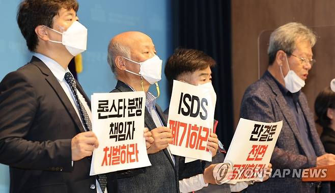 '론스타 판결에 즈음한 국회 기자회견'하는 시민단체 대표들 (서울=연합뉴스) 하사헌 기자 = 박석운 전국민중행동 공동대표(왼쪽두번째), 김종우 민변 통상위원회 변호사(왼쪽) 등 시민사회단체 대표들이 1일 오전 국회 소통관에서 '론스타 판결에 즈음한 국회 기자회견'을 하고 있다. 2022.9.1 toadboy@yna.co.kr