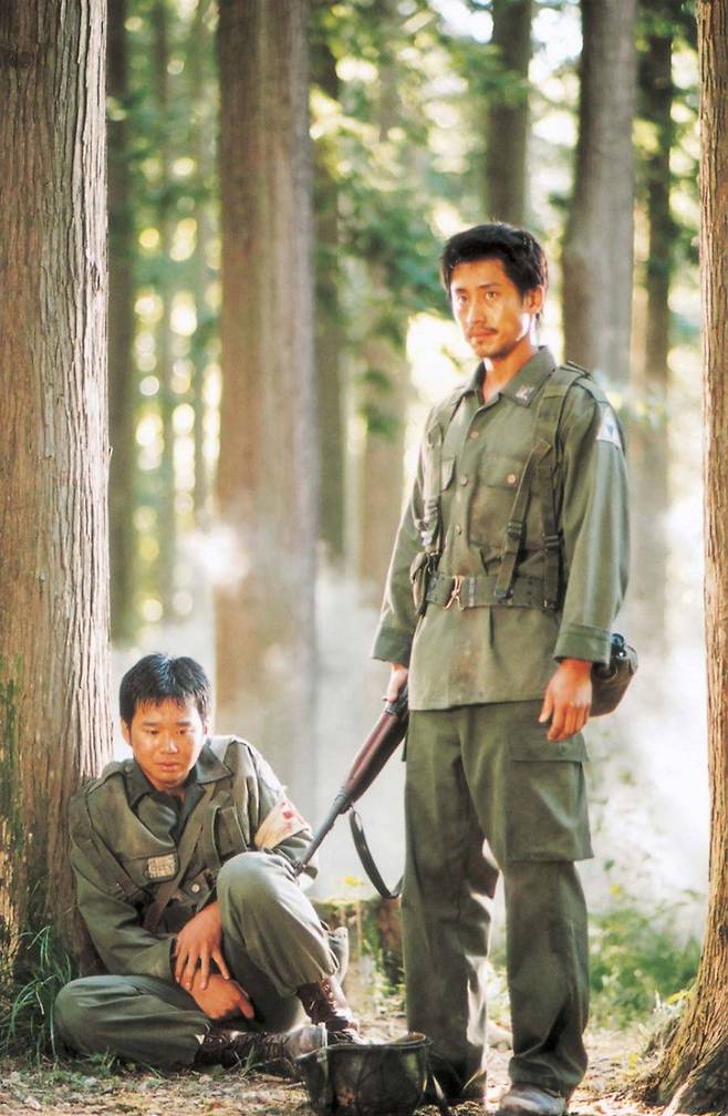 영화 '웰컴투 동막골' 속 서재경(왼쪽). /네이버 영화