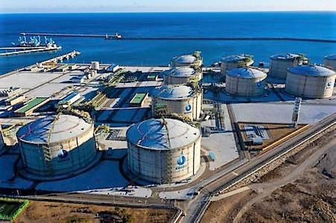 천연가스는 기체 형태여서 석유와 달리 운반과 장기보관이 쉽지 않다. 사진은 액화된 천연가스를 보관하는 한국가스공사의 강원도 삼척 액화천연가스(LNG) 저장소 모습./블룸버그