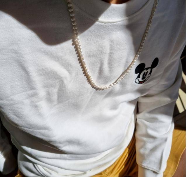 우아한 여성의 상징이던 진주 목걸이는 20대 남성들 사이에서 패션 감각을 어필하는 액세서리로 떠올랐다. 비아디자인 제공