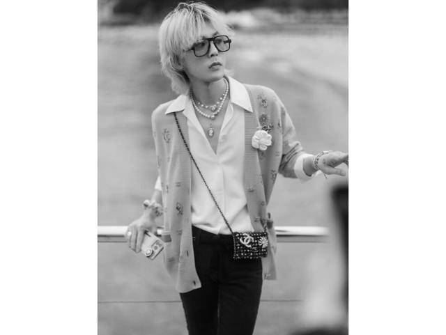 지드래곤이 성별을 불문한 패션으로 남다른 감각을 뽐냈다. 샤넬 제공