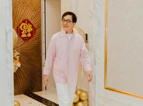 World action star Jackie Chan, 68, has unveiled her super-luxury home.Jackie Chan released several photos of the interior interior interior of the storage Hangzhou mansion recently purchased at Weibo on August 31.Jackie Chan, who also owns expensive homes in Hong Kong and Beijing, China, bought the Hangzhou mansion for 40 million yuan (about 8 billion won).Jackie Chan was photographed with fans who were affectionately on the scene in pink shirts and white casual pants and horn-rimmed glasses, and countless fans who flocked to the lobby waving.The developer who welcomed World star Jackie Chan in the neighborhood also welcomed it; Jackie Chan cooked it herself and served the acquaintances and influencers who invited her.The interior of the house is a neoclassical style, giving a glimpse of the modern yet antique atmosphere.18K pure gold, Interiors on the living room ceiling, marble and various natural stones on the porch floor.Jackie Chan is moving from the house to and from Asias largest film set, Heng Yings Castle (Hwang Zyo Young Si-seong), to and from his own helicopter.He reportedly bought the house to watch the Hangzhou Asian Games, which will open on September 23 next year.