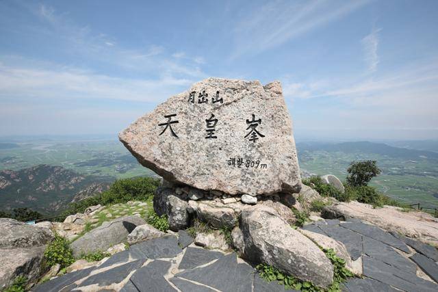 월출산 정상인 천황봉에서는 사방으로 시원한 전망이 펼쳐진다. ⓒ박준규