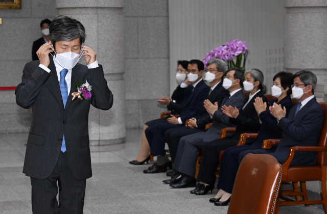 김재형 대법관이 지난 2일 서울 서초구 대법원에서 열린 퇴임식에서 퇴임사를 마친 후 자리로 돌아가고 있다. 공동취재
