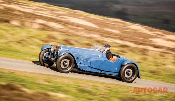 타입 57S의 보디 디자인은 영국 코치빌더 코르시카가 담당했다