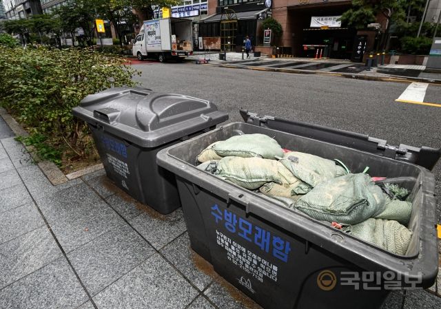4일 서울 서초구 강남역 인근의 도로에 침수 피해를 막기 위한 수방 모래함이 놓여 있다.