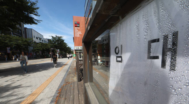 2일 오후 서울 서대문구 신촌 연세로 모습. '차없는 거리' 인근 점포가 임대인을 찾는다는 공고문을 붙여놓고 있따. <이충우기자>