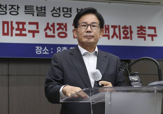 박강수 마포구청장이 31일 오후 서울 마포구청 대회의실에서 '서울시 광역자원회수 시설 마포구 선정 전면 백지화 촉구' 기자회견에서 발언하고 있다. /사진제공=뉴시스
