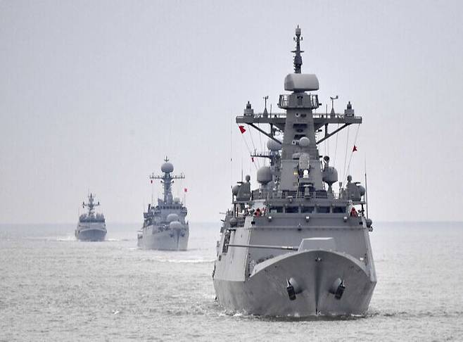 해군 호위함들이 함포사격훈련을 하기 위해 이동하고 있다. 세계일보 자료사진