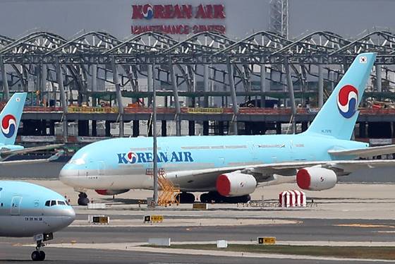 (인천공항=뉴스1) 민경석 기자 = 대한항공이 항공권 부족 사태에 대응하기 위해 '하늘 위의 호텔'이라 불리는 에어버스 A380을 긴급 투입할 것으로 알려졌다. 15일 항공업계에 따르면 대한항공은 오는 7월 1일부터 인천-뉴욕 노선 구간의 오전 출발 기종을 기존 보잉777-300ER에서 A380으로 변경한다. 이에 따라 대한항공은 기종 교체만으로 100석 이상의 좌석을 확보하게 된다. 16일 인천국제공항 제2여객터미널 계류장에 대한항공 A380 여객기가 머무르고 있다. 2022.5.16/뉴스1