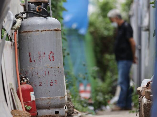 서울 영등포구의 한 주택가에 액화석유가스(LPG) 용기가 놓여있다. / 연합뉴스