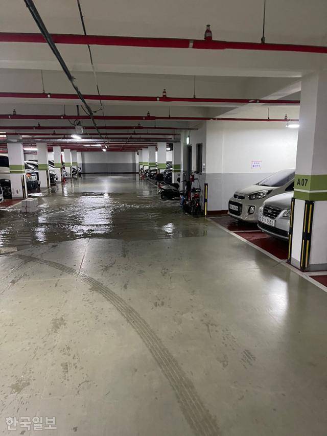 ①경북 포항 인덕동 아파트단지에 빗물이 들어차기 전 모습.