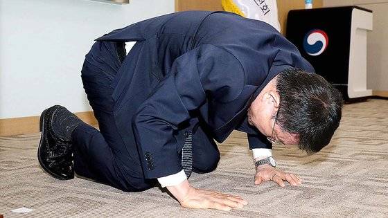 이정희 전 국민권익위원회 부위원장이 5일 이임식에서 직원들에게 큰절을 올리고 있다. 이 전 부위원장은 "고군분투하는 전현희 위원장을 남겨두고 떠나 죄송스럽다"고 했다. 사진 국민권익위