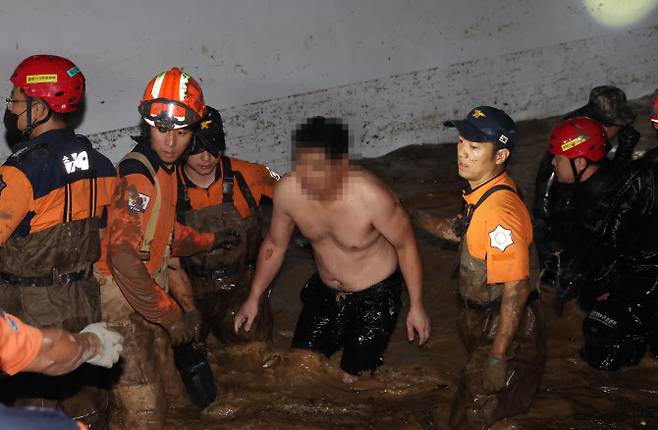 6일 저녁 태풍 ‘힌남노’의 폭우로 잠긴 경북 포항시 남구의 한 아파트 지하 주차장에서 소방·군 관계자들이 실종된 주민을 구조하고 있다 (사진=연합뉴스)