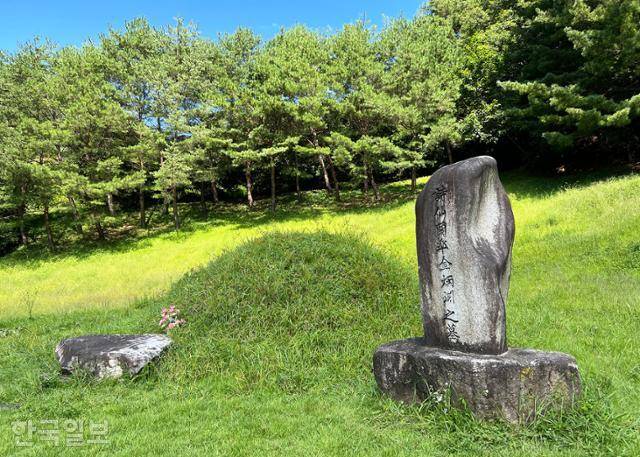 김삿갓유적지의 김병연 복원 묘소. 그의 아들이 화순 동복면에서 이장해 왔다고 한다.