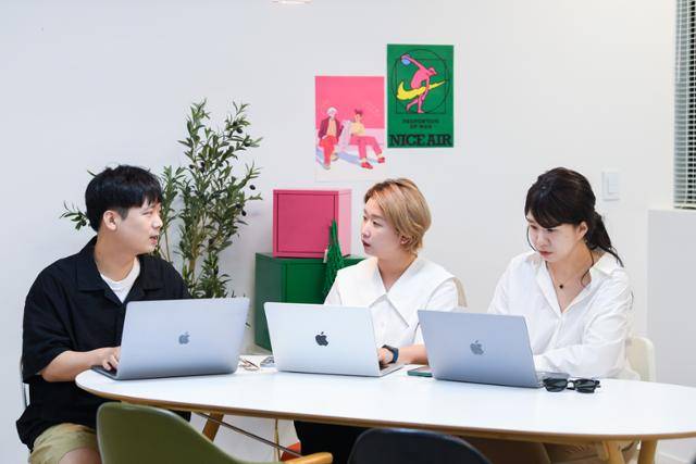 (왼쪽부터 순서대로) 편집장이자 에디터 B로 활동하고 있는 김석준(34)씨, 대표이자 에디터 M으로 활동하고 있는 이혜민(35)씨, 공동창업자이자 에디터 H로 활동하고 있는 하경화(37)씨. 세 사람을 지난달 18일 서울 성동구 성수동 디에디트 사무실에서 만났다. 김하겸 인턴기자