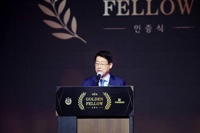 정희수 생명보험협회장이 7일 서울 신라호텔에서 열린 골든 펠로우 인증식에서 축사를 하고 있다./사진제공=생명보험협회