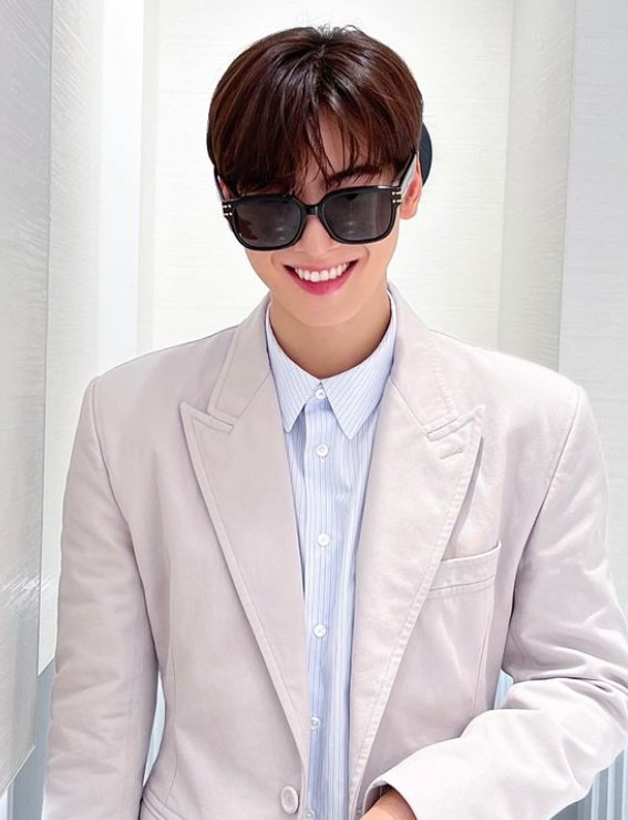 Cha Eun-woo released several photos on her Instagram on Friday, along with the phrase (luxury) D company beauty.In the photo, Cha Eun-woo was wearing sunglasses and laughing brightly while revealing the gauntlet.Cha Eun-woos face, which she wore sunglasses, was half covered and certified a cowpox.The netizens who watched this responded such as I am not a real person, It seems to be better to call it a face pride than a product advertisement, Is not it guilty to cover my face?Meanwhile, Cha Eun-woo recently met with world fans in the Asian fan meeting tour 2022 Just One Ten Minute in the Just One 10 Minute ().