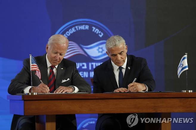 2022년 7월 이란 핵무장 저지를 위한 예루살렘 선언에 서명하는 바이든 미국 대통령(왼쪽)과 야이르 라피드 이스라엘 총리(오른쪽) [UPI 연합뉴스 자료사진. 재판매 및 DB 금지]