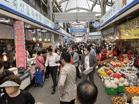 8일 오전 서울 광진구 자양전통시장. 남문에서 뚝섬로55길을 따라 북서쪽으로 이어지는 거리는 장을 보는 손님으로 가득했다 문희철 기자